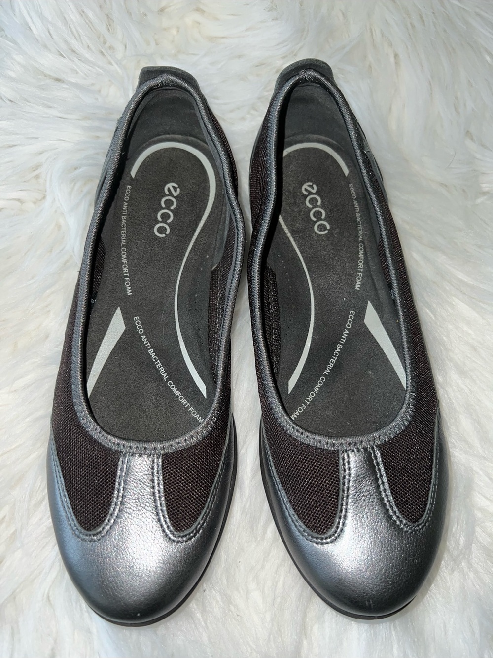 Ecco Women's Silver and Black Slip-On Ballet Flats